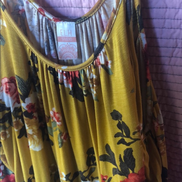 🦄3 for $25 bundle🦄 Cold shoulder floral top - Picture 3 of 3